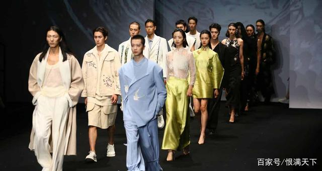 设计师张彦携新作亮相2022春夏系列中国国际时装周